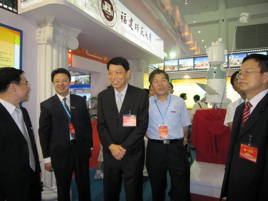 鞠维强厅长到(中国)科技公司展馆指导