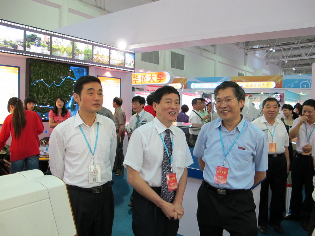 郑传芳书记到(中国)科技公司展馆指导
