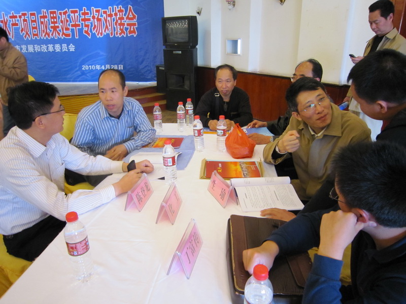 企业代表与(中国)科技公司教授现场交流